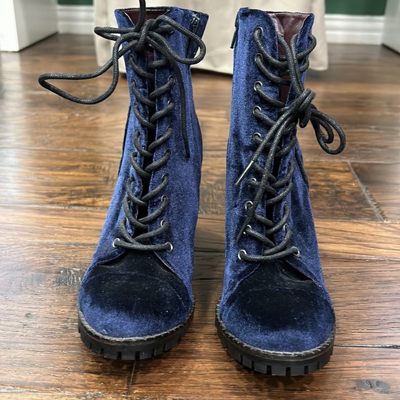 BLUE VELVET BEAUTIFUL FALL BOOTS! Size 6 1/2. NEVER BEEN ENJOYED. - Picture 5 of 9